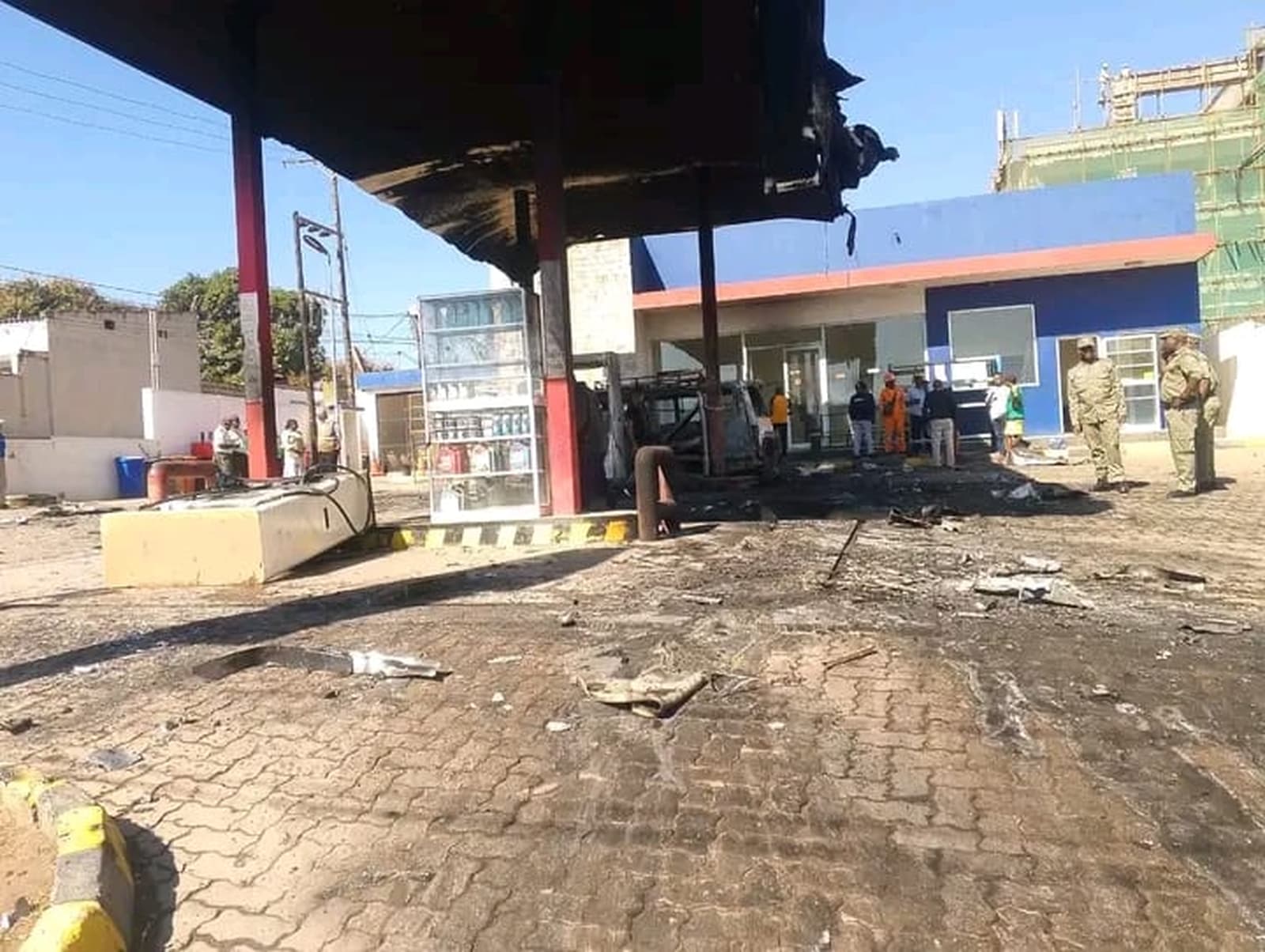 Mini autocarro arde completamente durante abastecimento clandestino em posto de combustível
