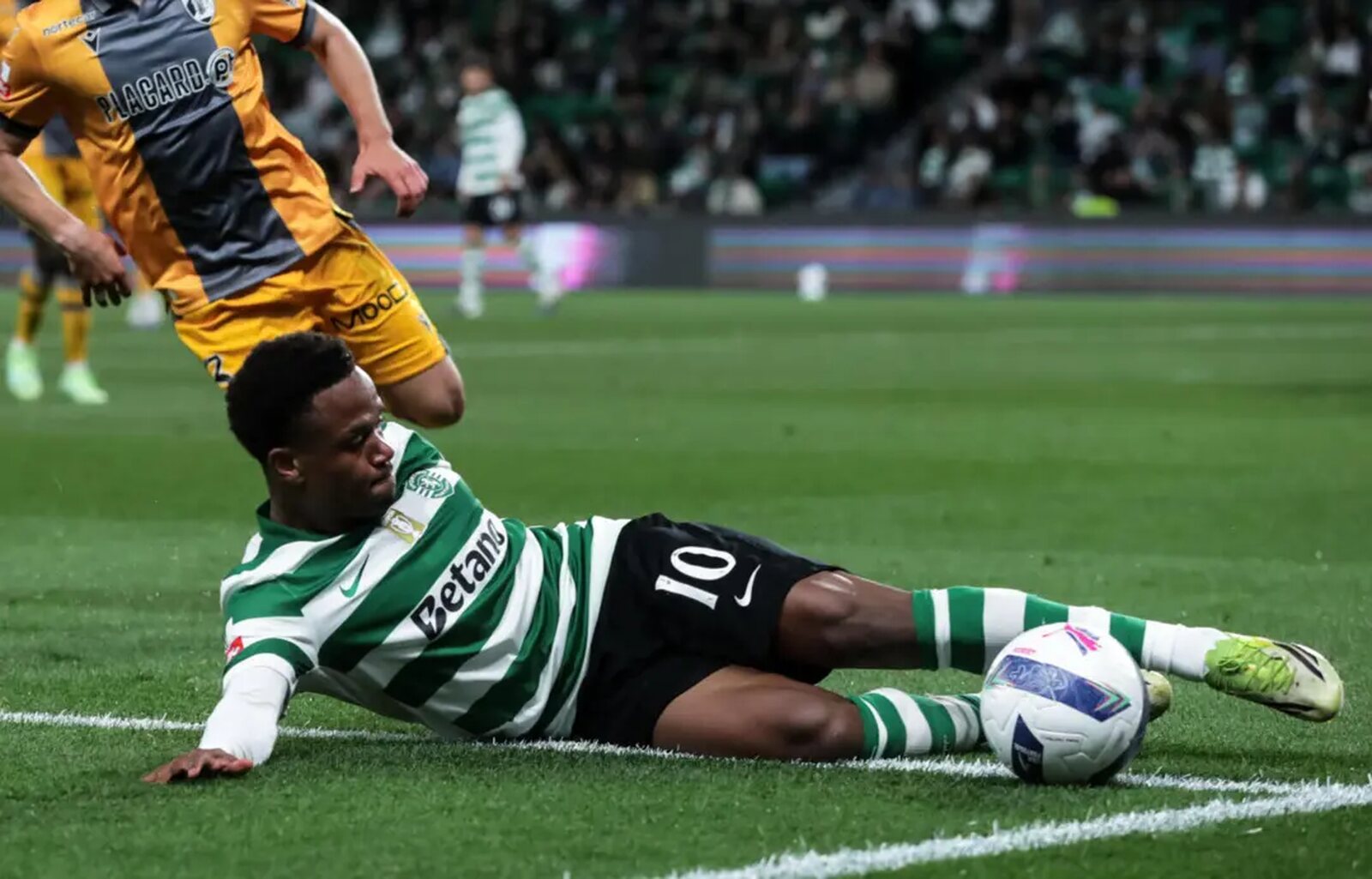 Sunderland eleva proposta por moçambicano Geny Catamo. Na mesa estão