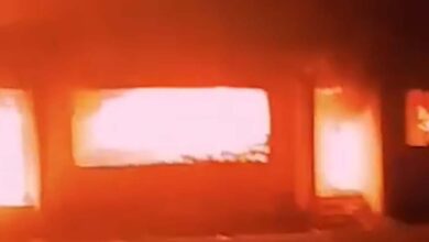 Revolta popular após desaparecimento de mototaxista e alegada atrofia genital termina em incêndio de esquadra em Chókwè - O País
