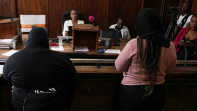 Suspeitas de homicídio comparecem em tribunal enquanto polícia encontra décimo corpo na África do Sul - O País