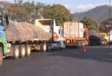 Enchente de camiões em Machipanda agrava-se perante atraso das obras da fronteira de paragem única - O País