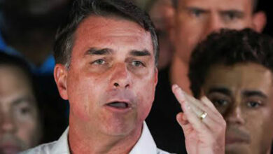 Flávio Bolsonaro terá fugido para os EUA, refere a imprensa argentina - O País